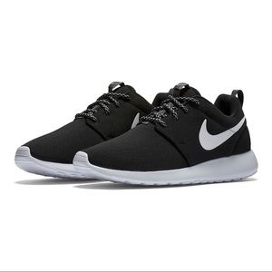 Women’s Black Nike Roshe Run Sneaker